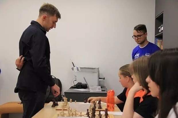 Чемпион мира по шахматам Сергей Карякин сыграл с юными спортсменами в новом шахматном клубе