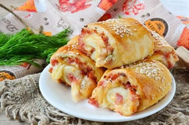 Закусочные слойки-рулетики