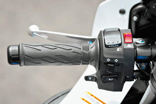 Как и в предыдущей версии, современный GSX-R1000 имеет три режима работы двигателя. Правда, теперь их клавиши расположены на месте кнопки кратковременного включения дальнего света, что с непривычки вносит путаницу.