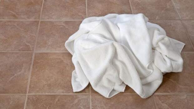 Влажное полотенце на полу – приглашение плесени. /Фото: s.yimg.com