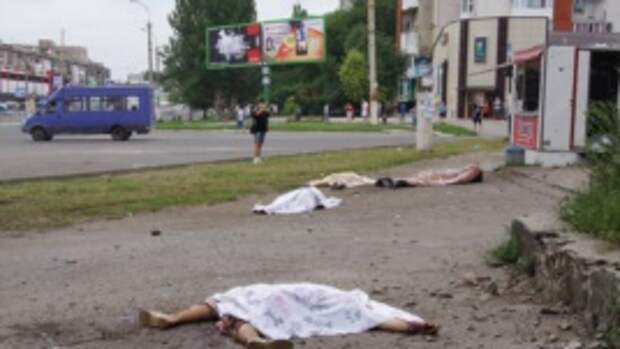 Убитые во время стрельбы люди на улице в Луганске