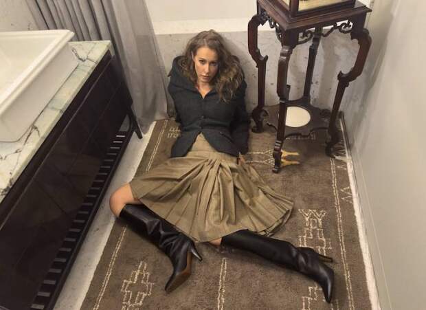 Собчак устроила эффектную фотосессию прямо на ковре в ванной