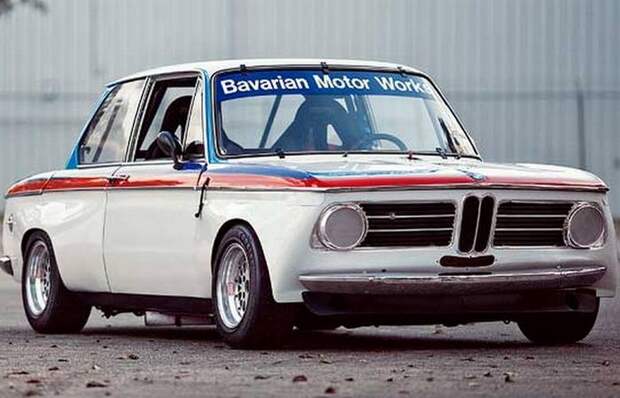 Автомобиль BMW 2002.