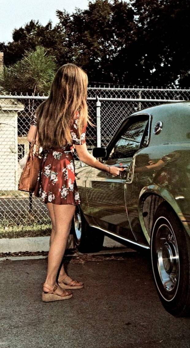 Девушки и автомобили на рекламных плакатах середины ХХ-го века.