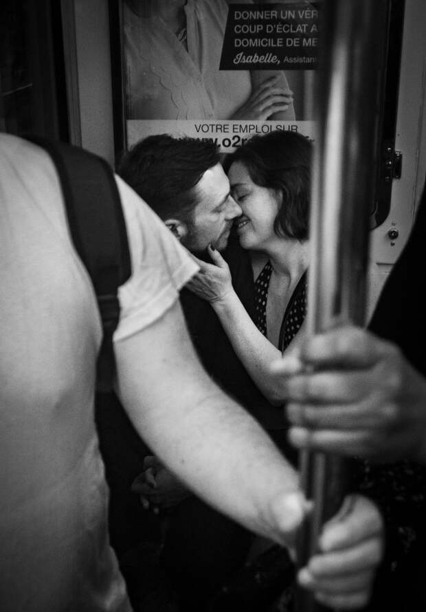 Пара в парижском метро