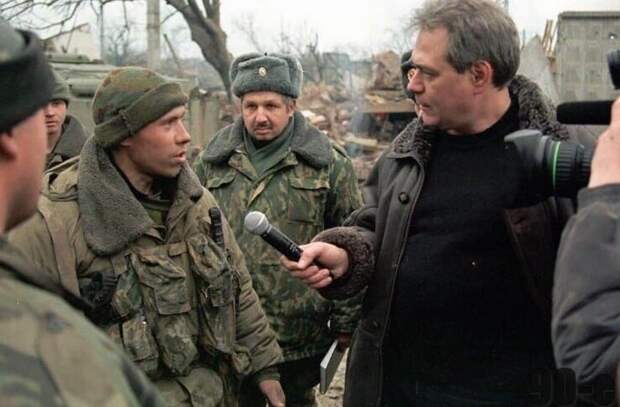 Журналист Сергей Доренко беседует с российскими солдатами, освободившими Грозный. Февраль 2000 года Журналист Сергей Доренко беседует с российскими солдатами, освободившими Грозный. Февраль 2000 года