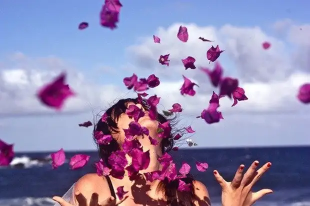 Жизнерадость. Девушка море цветы. Раскиданные цветы. Цветы подброшенные в воздух. Лепестки счастья.
