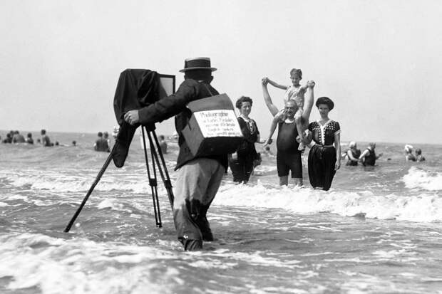 Фотограф снимает отдыхающих на пляже. Остенде, Бельгия, 1914 г. 100 лет назад, 20 век, архивные снимки, архивные фотографии, пляж, пляжный отдых, черно-белые фотографии, чёрно-белые фото