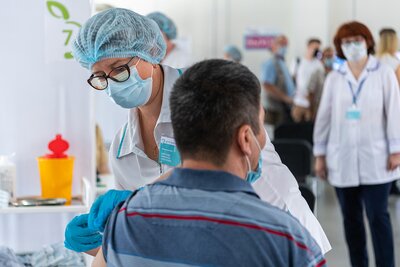 Ревакцинация против COVID-19 началась в ландшафтном парке «Митино»
