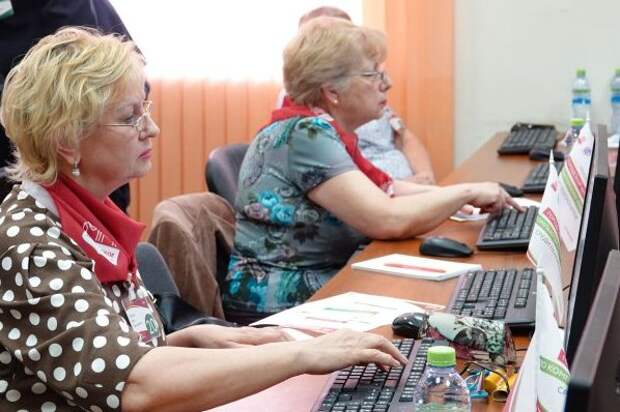 Зеленоградцы, занимающиеся в проекте «Московское долголетие», продемонстрируют навыки работы с компьютером Зеленоградцы, занимающиеся в проекте «Московское долголетие», продемонстрируют навыки работы с компьютером