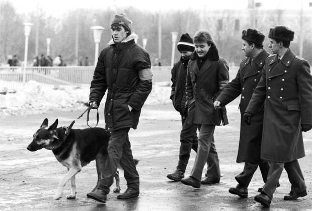 Москва. Сотрудники милиции с членами Добровольного общества содействия милиции "Дзержинец" патрулируют улицу. Фото Александра Шогина /Фотохроника ТАСС/