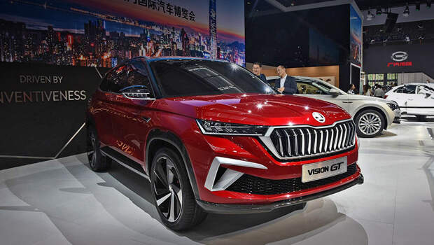 Skoda vision gt,Skoda concept,Skoda kamiq. Лицом новичок похож на хэтчбек Scala, правда, фары у него не треугольные. Чудные зеркала и дверные ручки в серии уступят место традиционным. О контрастной крыше и стойках глобальный Kamiq пока даже не мечтает.