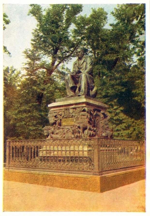 Памятник известному русскому писателю И.А. Крылову, установлен в Летнем саду не далеко от «Чайного домика».