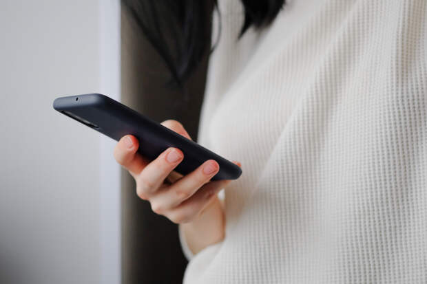 Привычка женщины в обращении со смартфоном создала пикантную проблему в туалете