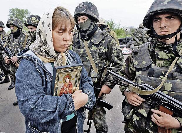 В 2014 году мирное население Донбасса пыталось остановить украинские войска словом. Сегодня мало кто решается открыто высказывать свое отношение к ВСУ. Фото: AFP/EAST NEWS 
