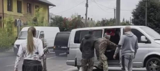 На Волыни сотрудники ТЦК отбивались слезоточивым газом от толпы работников предприятия