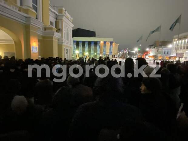 На площади Абая в Уральске включили сирены. Власти просят митингующих разойтись