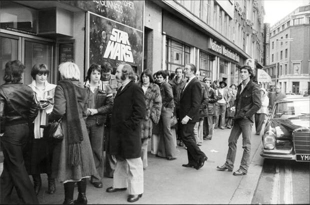 Длинная очередь желающих посмотреть фильм, Лондон, 1977 год звездные войны, съемка, фотография, эпизод IV