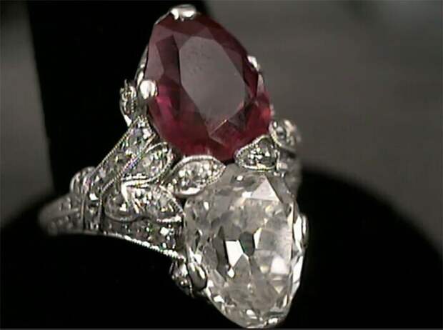 Кольцо с бриллиантом и рубином за 400 тысяч долларов