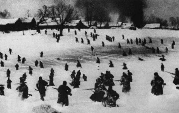 В белоснежных полях под Москвой немцы обломали зубы о советскую оборону