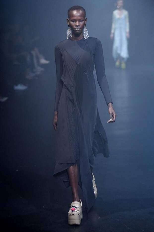 Balenciaga создала кроксы на платформе за 850 долларов
