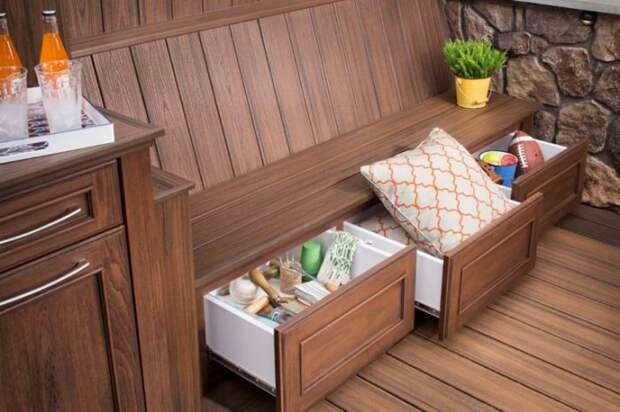 Комплект садовой деревянной мебели, которая включает в себя удобную лавочку с тремя шкафчиками и компактную тумбочку, которую можно использовать в качестве журнального столика. 