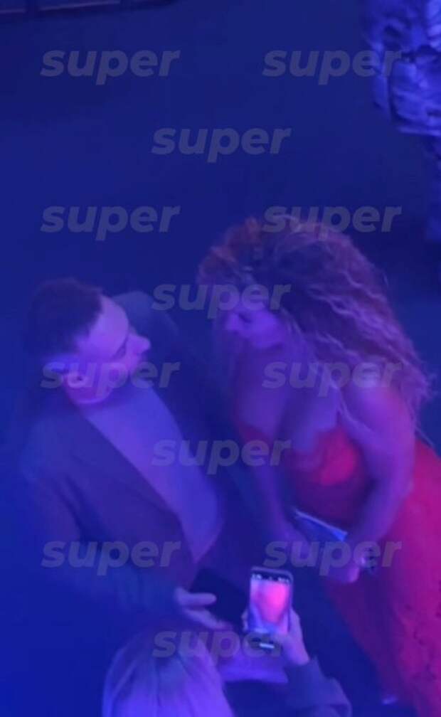 Закрутила роман с Шепелевым? Седокова после слухов о разводе провела вечер с ведущим