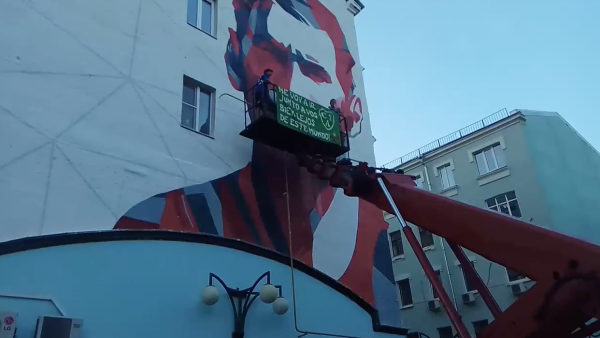 Аргентинские фанаты наняли автовышку для поддержки Месси (ВИДЕО)