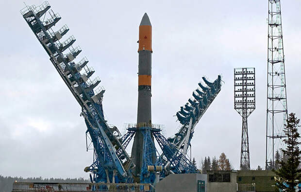 Ракета-носитель "Молния-М" со спутником "Космос-2430" во время установки на стартовый комплекс космодрома Плесецк, 23 октября 2007 года ТАСС