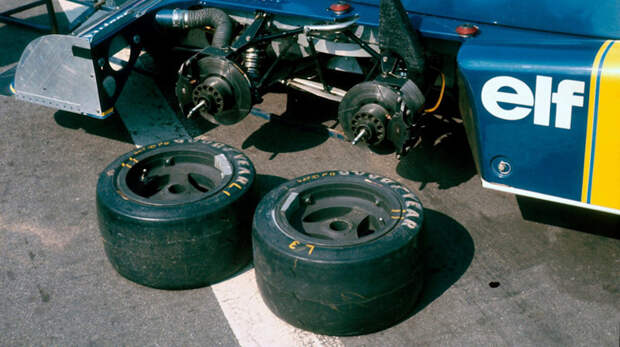 Две пары передних колес сделали Tyrrell P34 одним из самых известных и узнаваемых болидов Формулы-1. авто, автоспорт, болид, гонка, гонки, гоночный автомобиль, формула 1