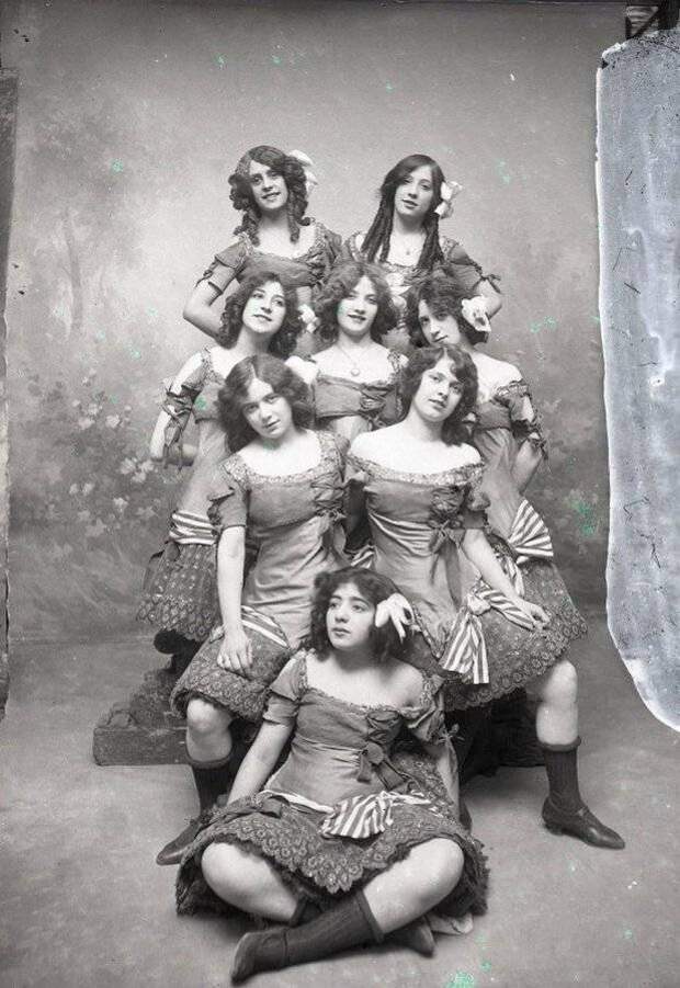 Девушки из кабаре в Ницце 1900