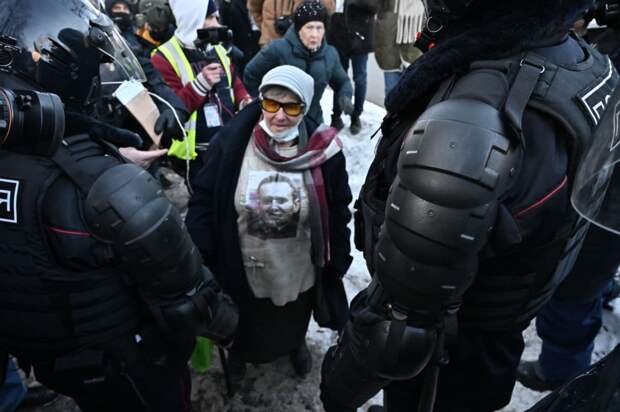 Более тысячи человек задержали в день суда над Навальным
