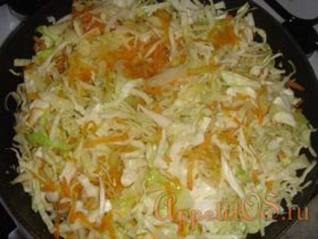 К луку и моркови добавить капусту с чесноком, посолить, поперчить, хорошенько обжарить