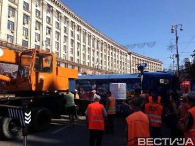 На Крещатике убирают баррикады На Крещатике убирают баррикады