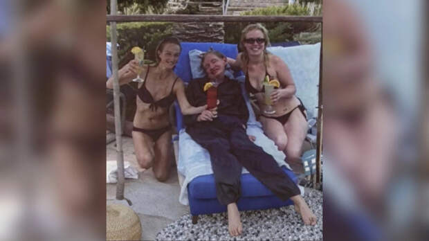 Женщины в бикини рядом с Хокингом на острове Эпштейна: кто они на самом деле