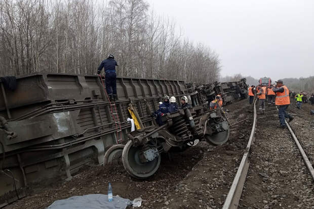 Тренер Песин: детей вытаскивали через окна сошедшего с рельсов вагона