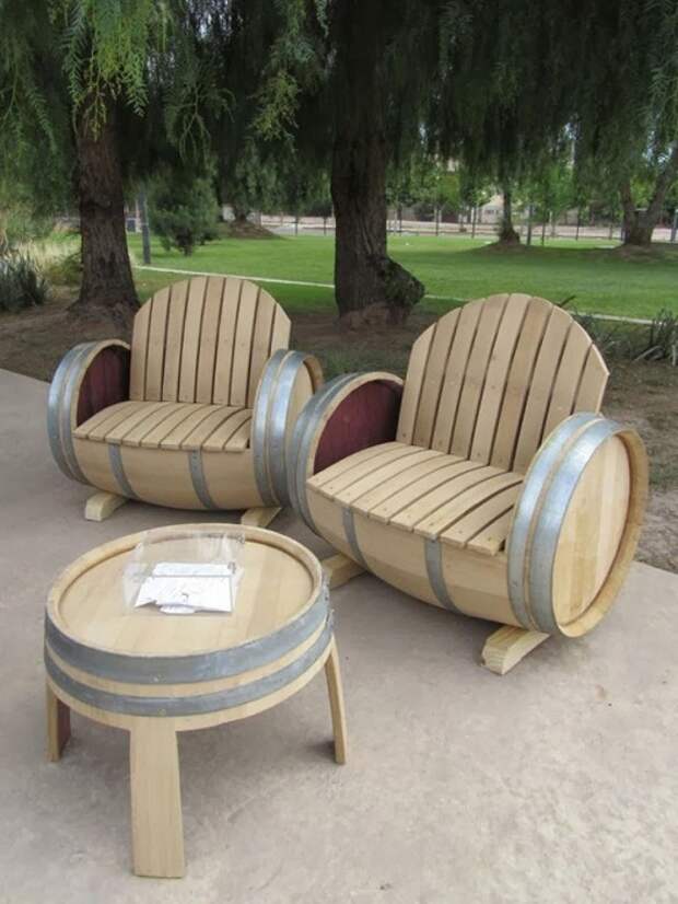 Кресла из деревянных бочек.