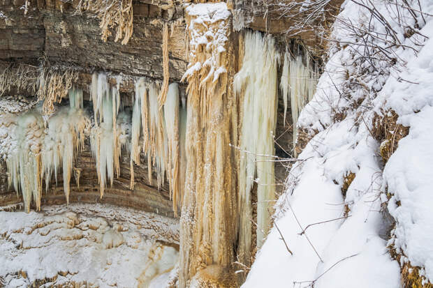 Зимняя фотография замерзший самый высокий водопад в Эстонии Валасте
