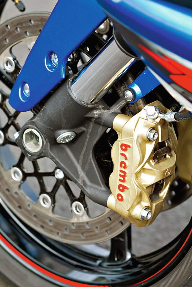 Радиальные &laquo;моноблоки&raquo; Brembo и главный тормозной цилиндр Nissin &ndash; те же, что используются на младших моделях серии GSX-R. Их потенциала вполне хватает и для &laquo;литра&raquo;. Пожалеть можно только о недостатке прозрачности на рычагах.