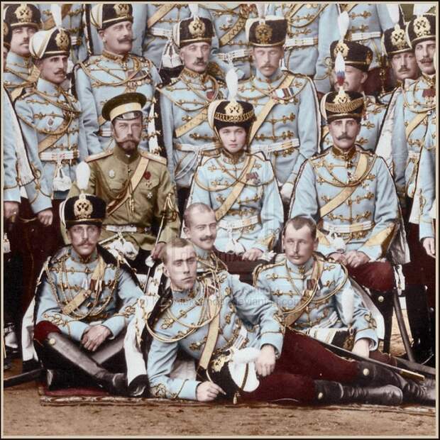 Николай II и княжна Ольга Николаевна с гусарами подшефного полка