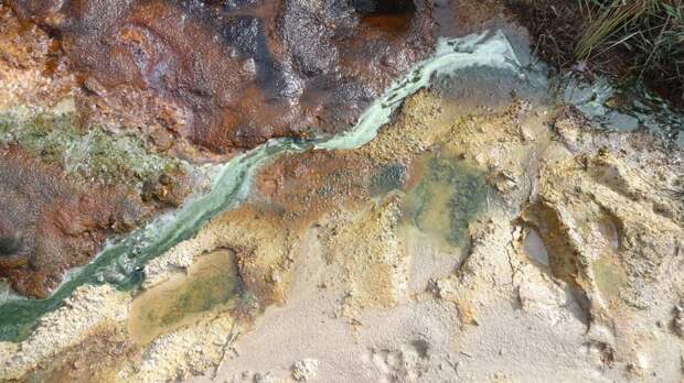 Кислотные ручьй в Заливе Святого Освальда в Дорсете образуют породы с оксидом железа, подобные марсианским