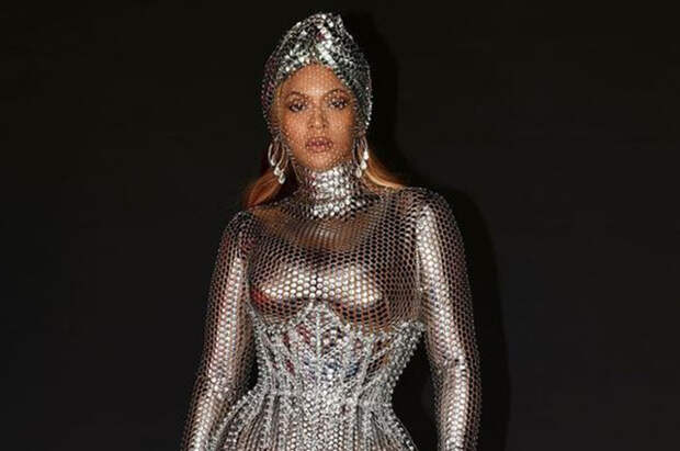 "Королева в доспехах": Бейонсе в блестящем платье отметила свою историческую победу на "Грэмми"