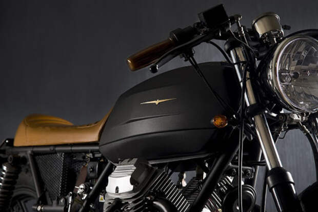Орел на топливном баке кастома Moto Guzzi V35 Imola
