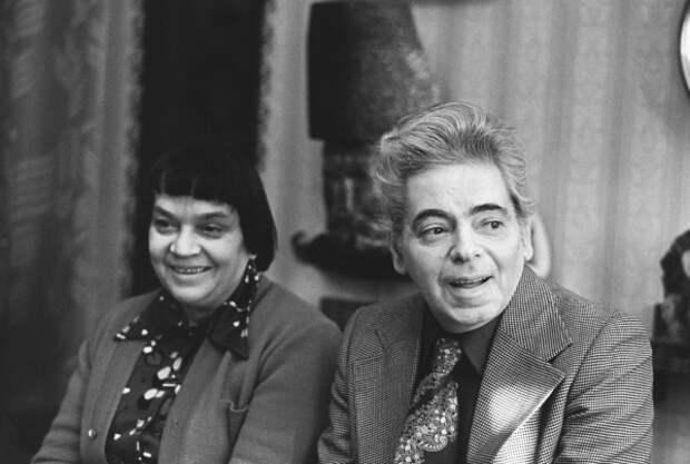 Аркадий Исаакович Райкин и его жена Руфь Марковна Иоффе у себя дома. 1980 год.