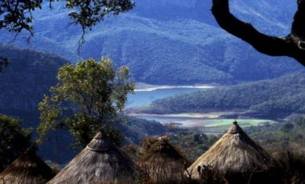 Озеро с черной водой. Местные жители уверены, что воду из Фундудзи нельзя унести, а геологи фиксируют приливы и отливы