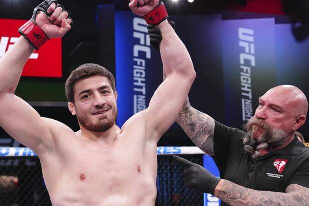 Яхьяев второй раз досрочно победил в UFC