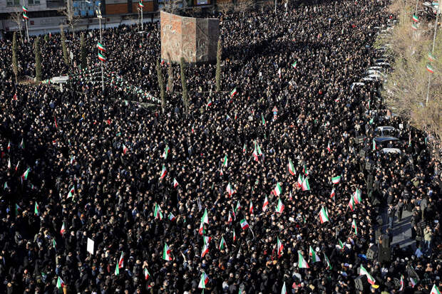 Командующий штабом ВС Ирана пригрозил, что перед США "откроются врата ада"