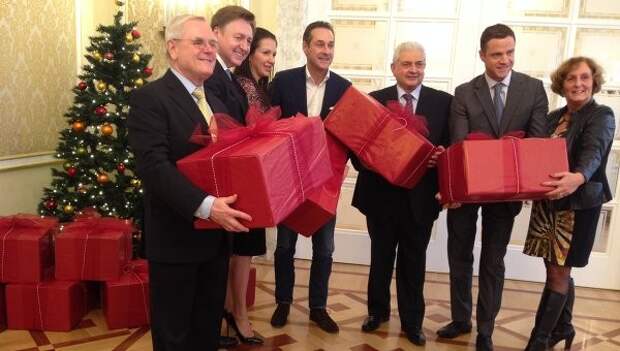 Австрийские правые передали рождественские подарки российским сиротам