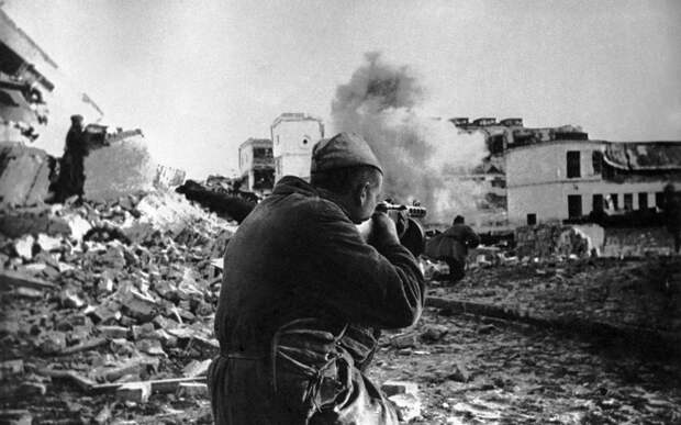Советские автоматчики ведут бой в киевском районе Дарница. 1943 год. / ТАСС