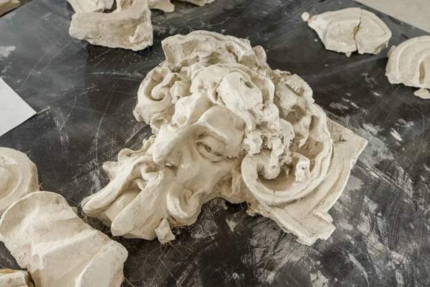 При реставрации в Доме радио в Петербурге нашли дореволюционный барельеф